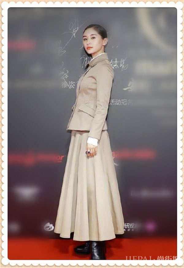 女明星们争妍斗艳,放眼望过去全都穿着薄薄的小礼服