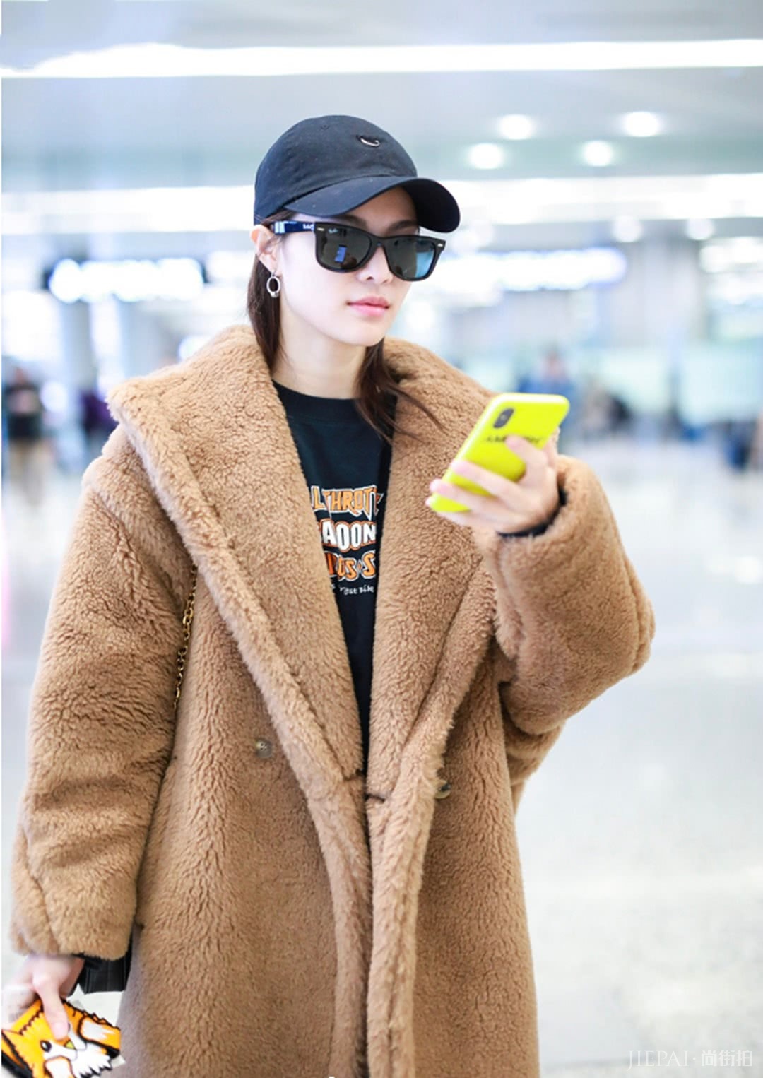 泰迪熊大衣已成女星机场街拍新宠？但每个明星穿出来的气场却截然不同