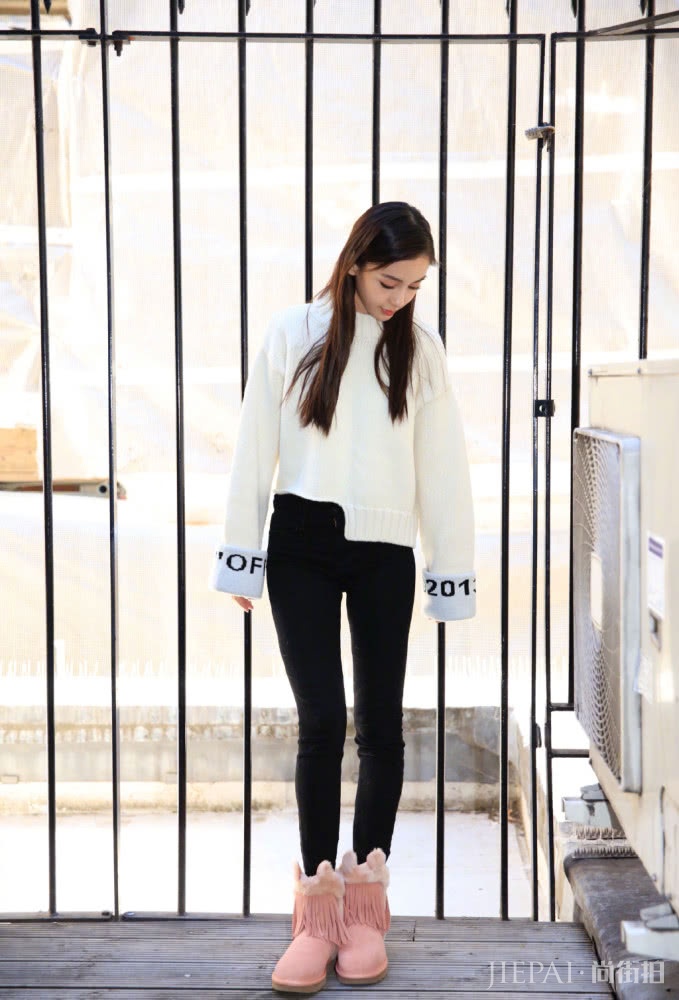 杨颖穿修身吊带裙“纸片腰”异常吸睛