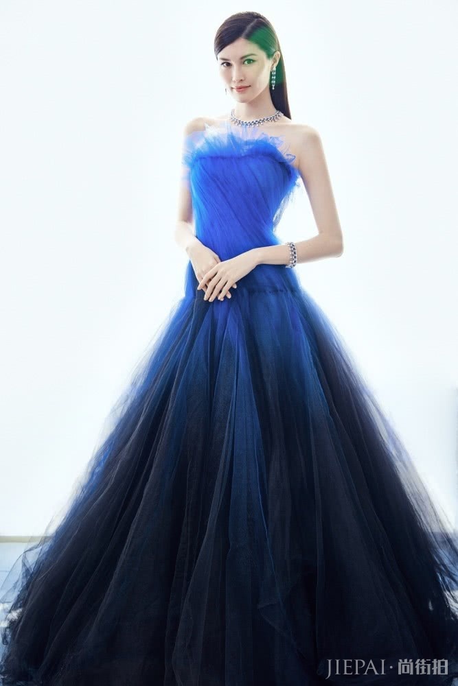 何穗穿印花连衣裙身材胖了一半,脚下靴子一般人驾驭不了