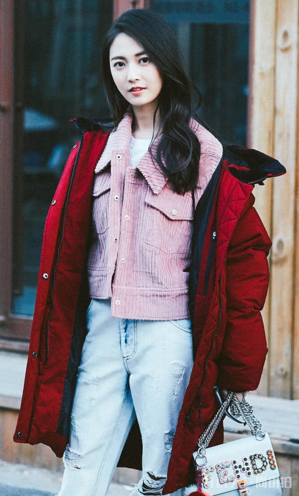 陈钰琪穿宽松羽绒服内搭外套,时尚又不显臃肿