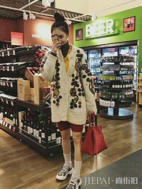 金泫雅ins晒私服穿黄色打底裤,搭配的好有个性