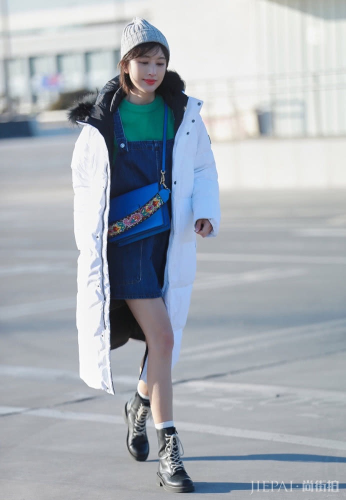 张俪最新时尚街拍，穿羽绒服露长腿，性感十足