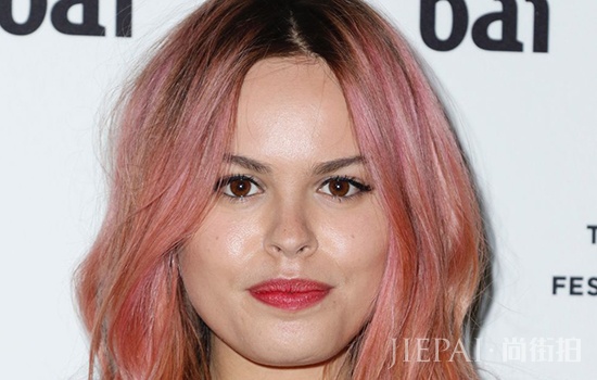 玫瑰金是什么颜色头发 欧美女星完美演绎玫瑰金发色