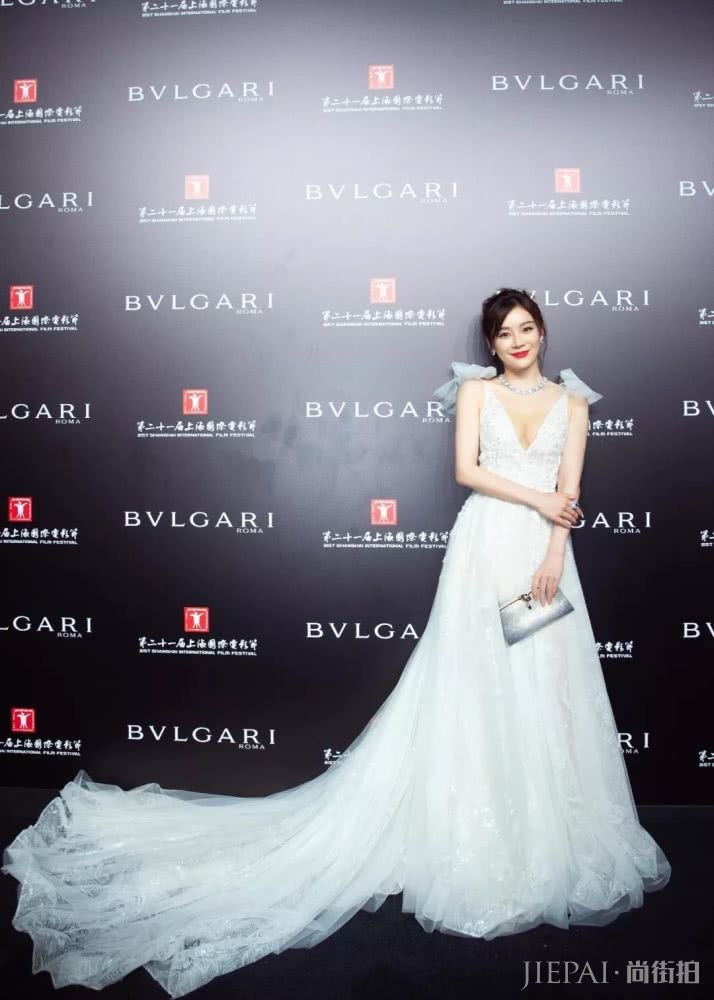 袁姗姗来“踢馆”！百变时髦的她难道不是稳赢？