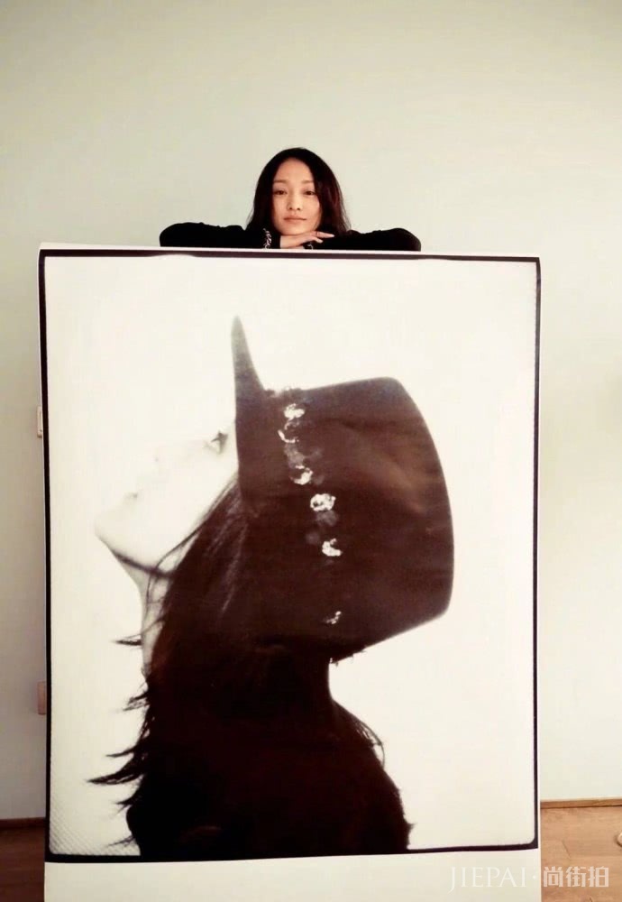 周迅也太鬼马精灵了吧,新书旧照流出,每一张都超有个性