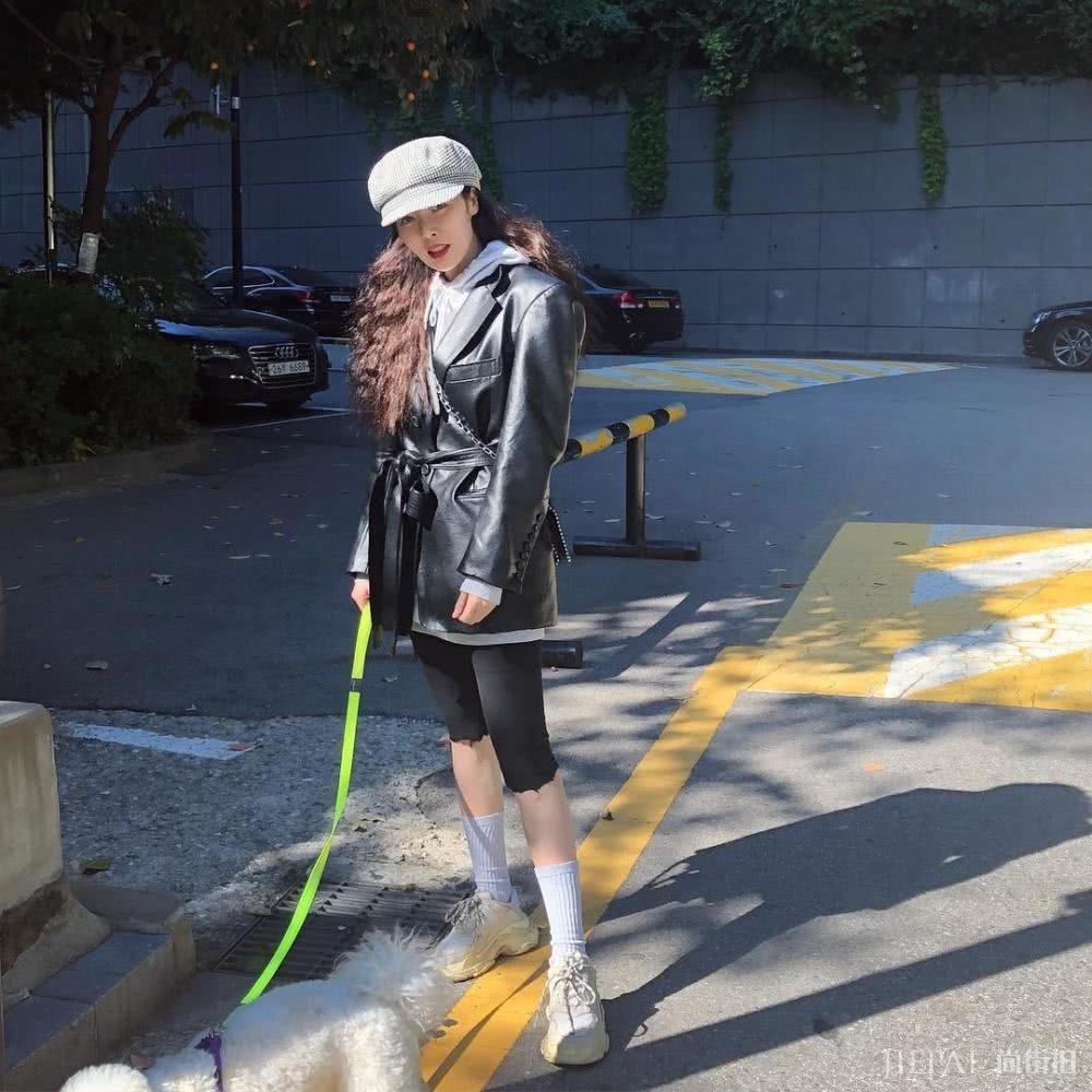 金泫雅大衣里搭配红色短裤，好气质让人惊艳