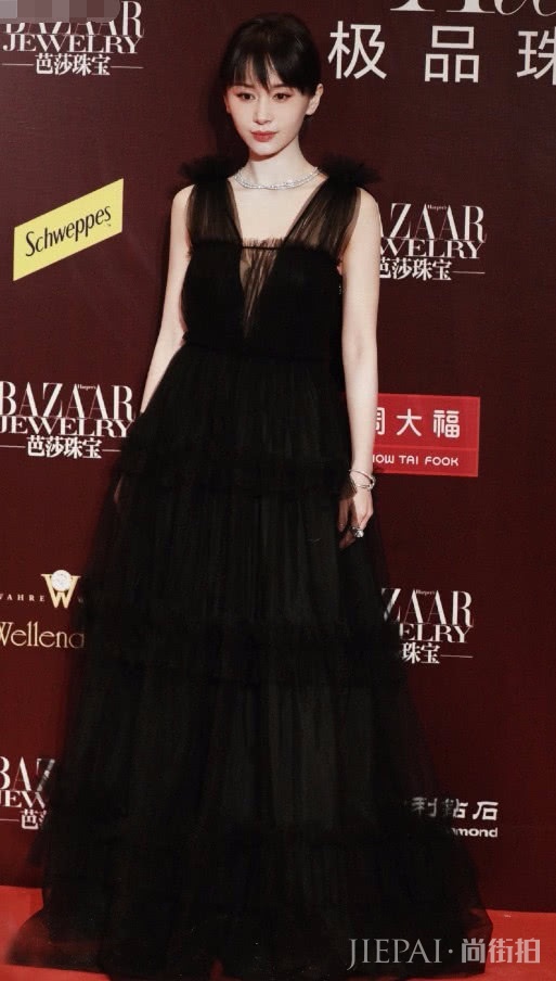 王子文将“4条裙子”叠一起增高,这身材比例真绝!