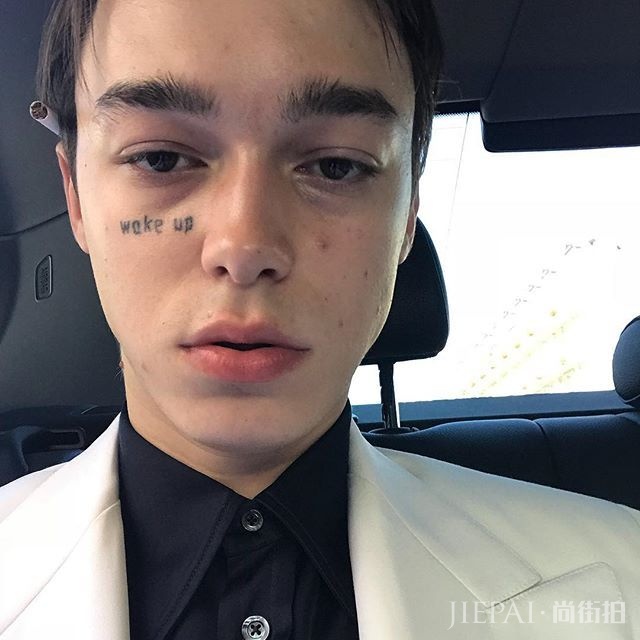 这个男孩自称是“垃圾王”、“宿醉婊”，却意外走红社交网络