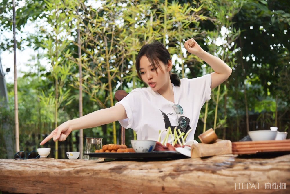 张靓颖参加《锋味》,低扎发搭配白T恤嫩成少女