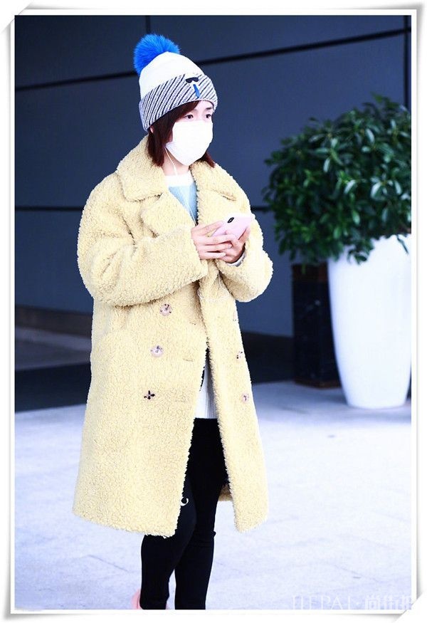 谢娜机场秀真的一次比一次穿的显嫩