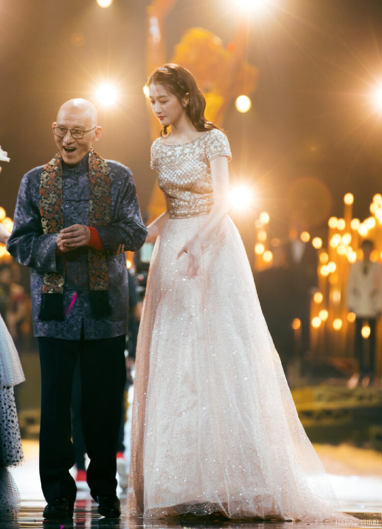 关晓彤一袭金色星星裙高调走红毯,无敌气质闪耀全场!