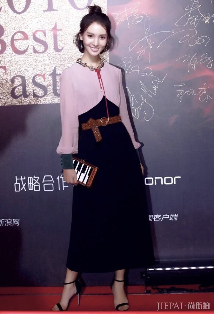 金晨和友人在海边跳舞,身姿摇曳好性感!