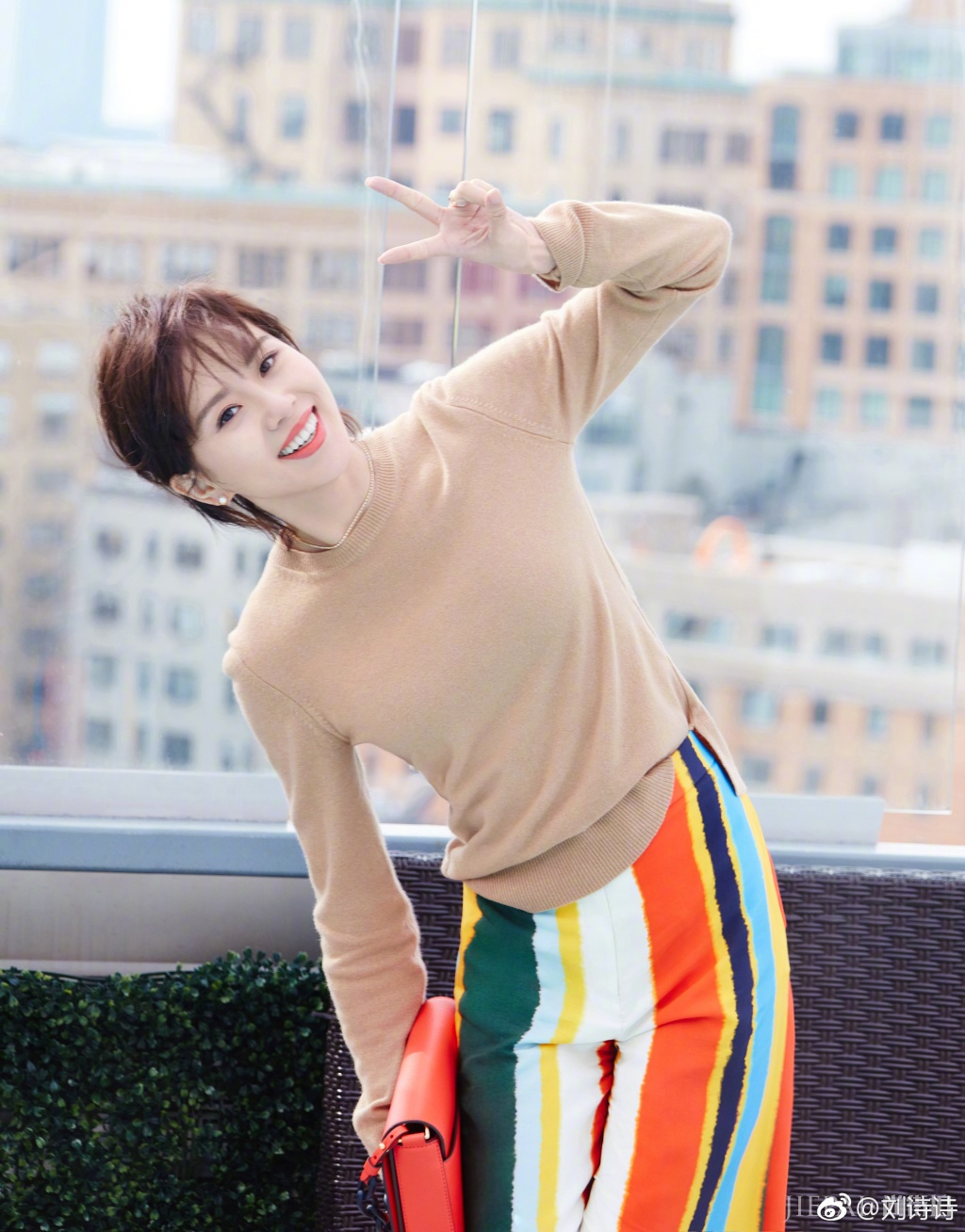 刘诗诗穿“乞丐服”配阔腿裤秀长腿，时尚减龄！