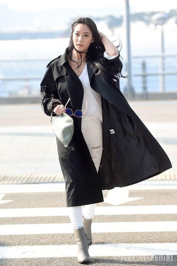 唐嫣红黑两色风衣配出高级感,适合过节穿!