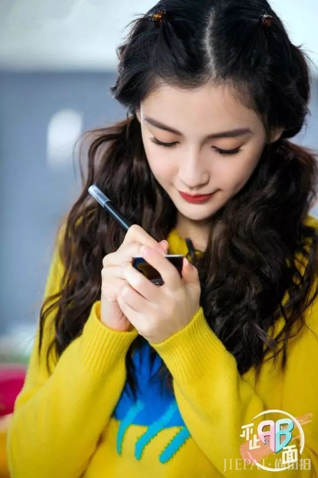 杨颖印花毛衣+双马尾清新减龄,好可爱