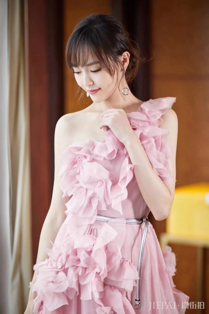 Angelababy登封面造型多变，穿粉裙撞衫唐嫣