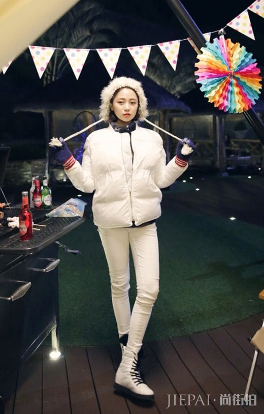 今年冬天用白色羽绒服抢镜，提升你的优雅形象