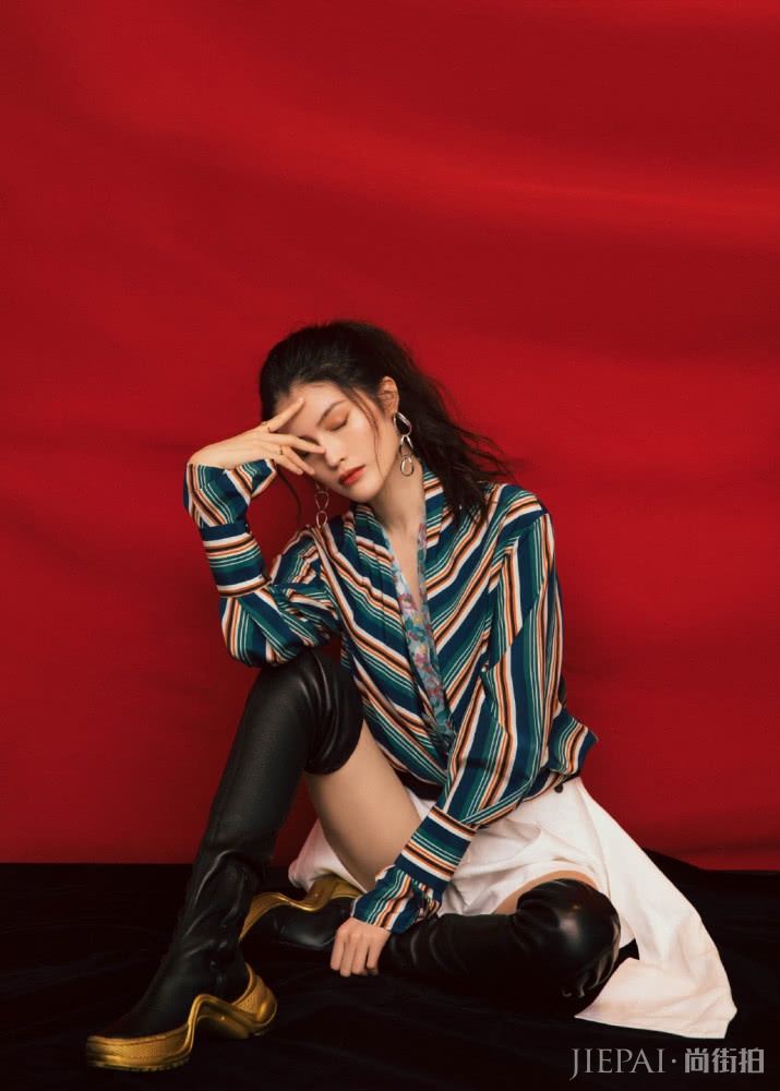 何穗穿印花连衣裙身材胖了一半,脚下靴子一般人驾驭不了