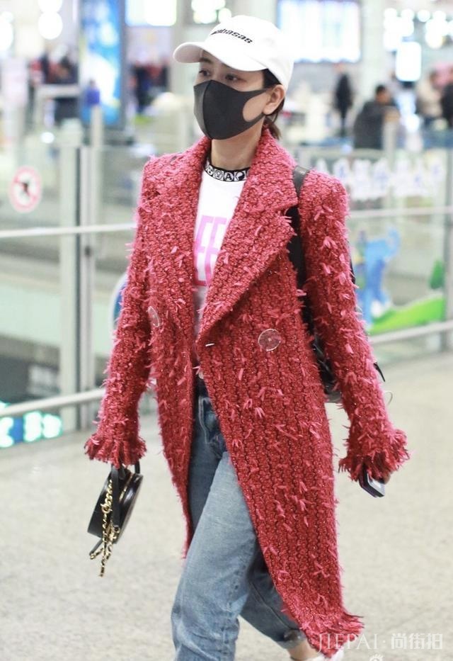 徐帆也紧追潮流, “狗啃刘海”短发加“起球”大衣, 帅气优雅两不误