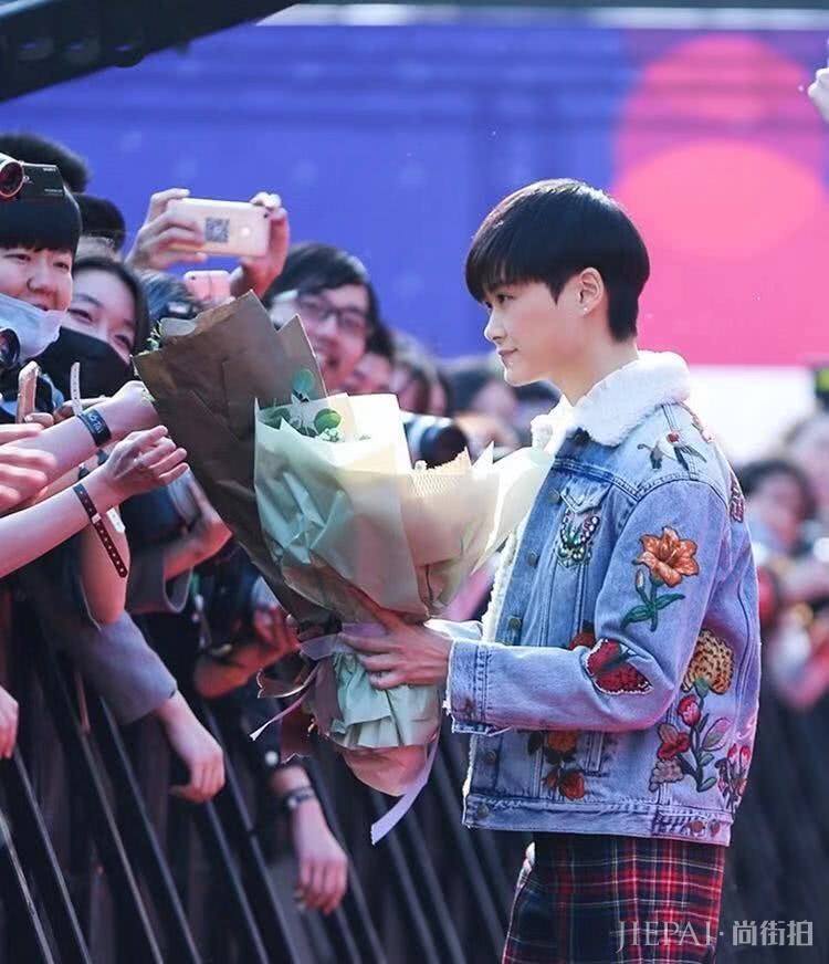 蔡依林两次撞衫李宇春,这回挑战长款羽绒服,小个子的她能赢吗?