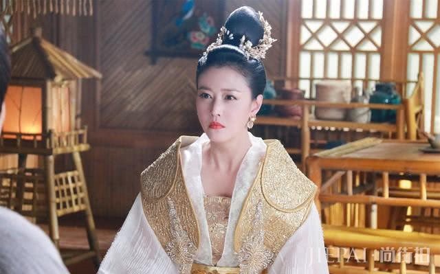 周海媚穿长裙戴皇冠女王范十足,气质容貌都不输流量小花