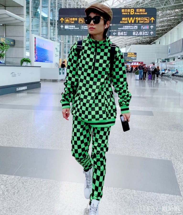 超女许飞近照曝光,素颜穿“键盘套装”,大秀中性风