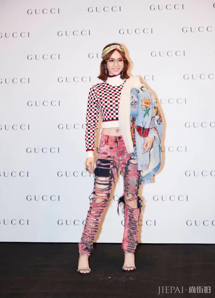 蔡依林两次撞衫李宇春,这回挑战长款羽绒服,小个子的她能赢吗?