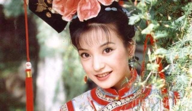 赵薇搭黑色半身裙时尚又优雅，比之前更有气场了