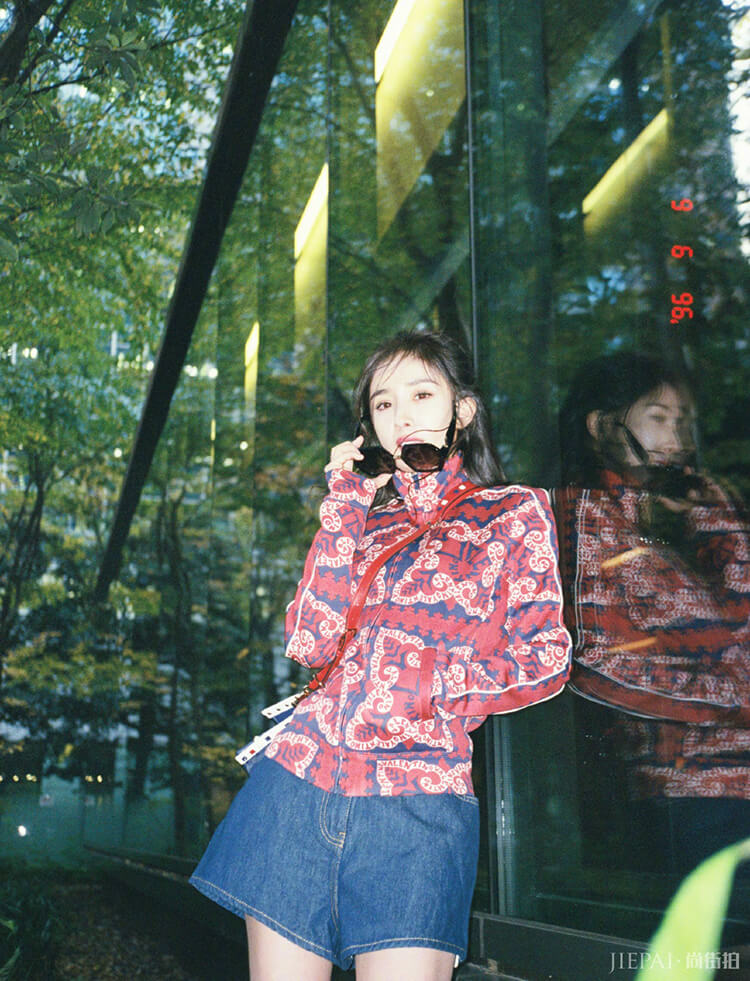 杨幂一身西装造型出席活动,帅气又干练!