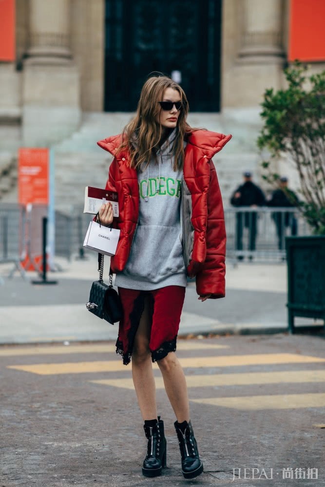 欧美街拍 看时尚潮女示范棉服的4种搭配方法，好看极了