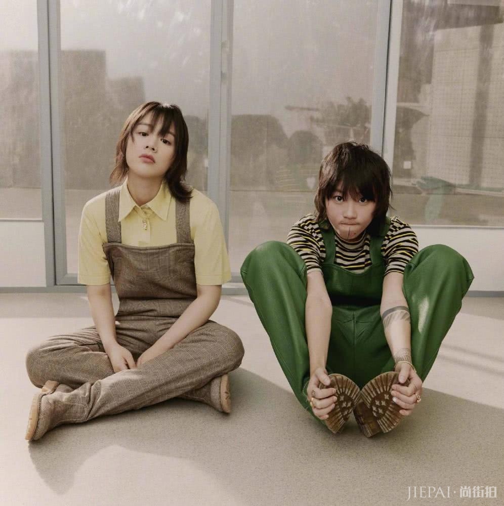 马思纯剪短发身穿大衣配草绿色围巾,超超超级减龄!