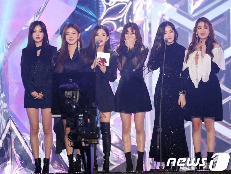 出道就上韩网热搜!人称烟嗓妖精的北京大蜜华丽变身新人奖收割机