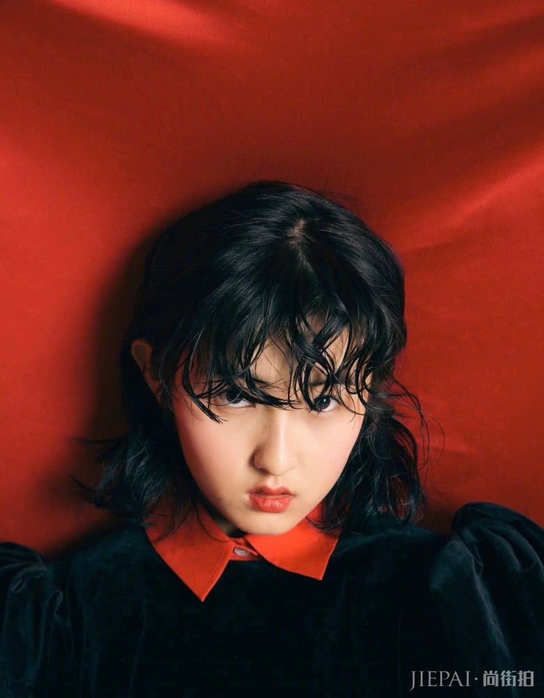 张子枫换卷发美成漫画少女,发型果真很重要啊!