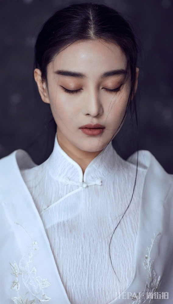 张馨予化身侠女,眼神灵动气质卓越,英气十足!