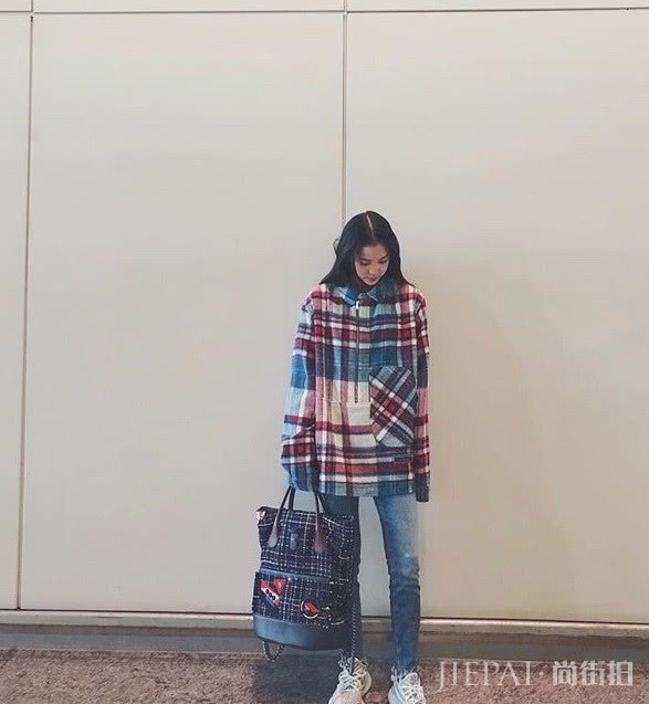 欧阳娜娜白色卫衣搭配运动裤俏皮又少女