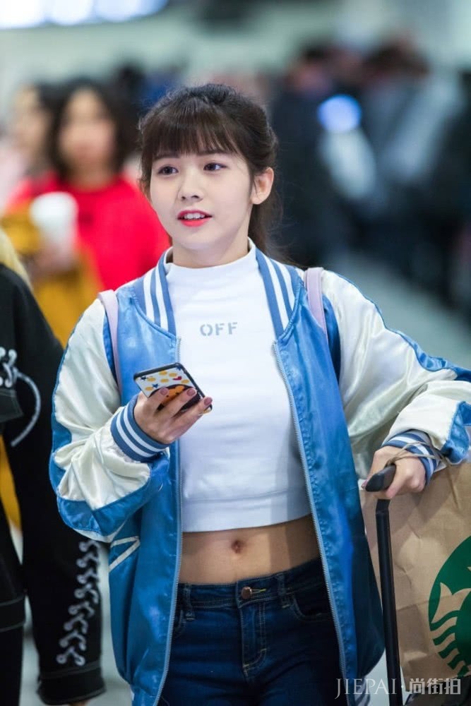 赖美云扎双马尾辫,穿紫色衣服美丽又可爱!