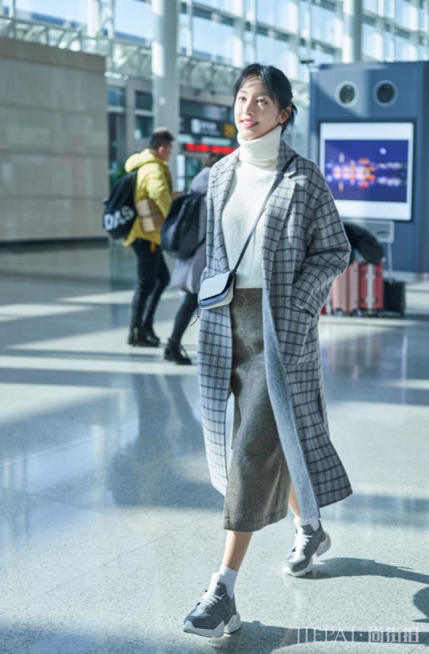 张俪“水泥裙”穿出“小鸟腿”,看了好心疼!