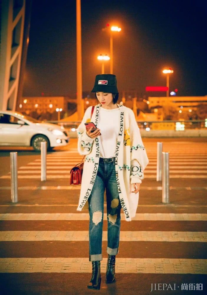 长款针织衫怎么搭配好看?学杨超越这样穿美翻了,时髦又显气质