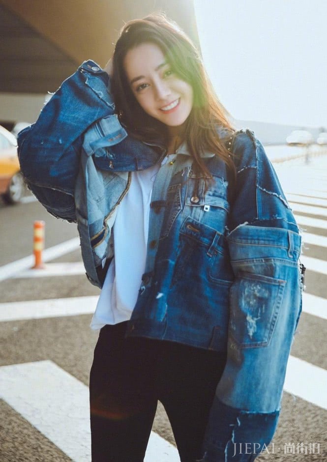 迪丽热巴穿开叉的“树杈裤”,超显腿长的!