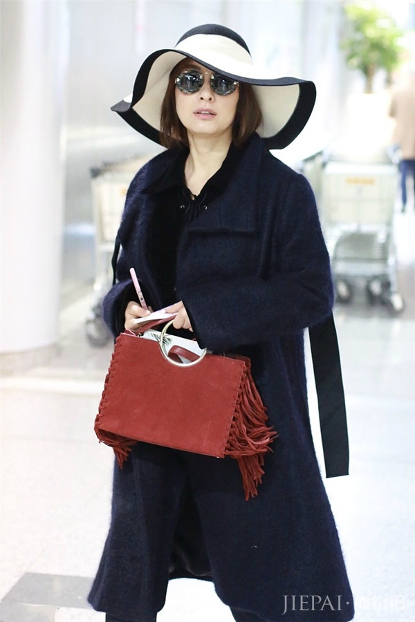 吴昕宽檐帽,硬把机场走成秀场了