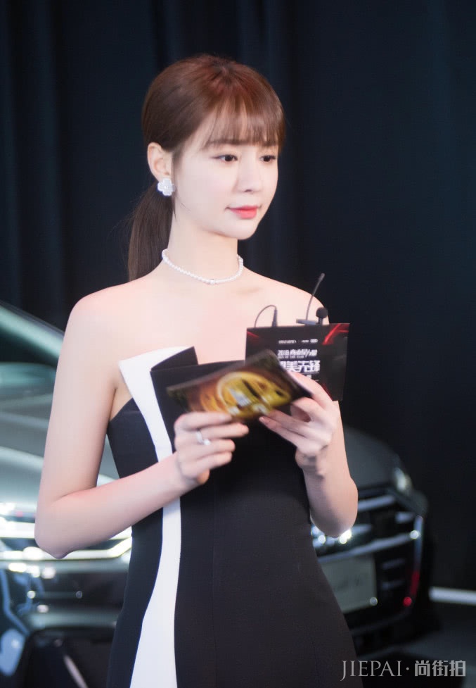 沈梦辰零下十多度穿抹胸裙,终于暴露真正的曲线