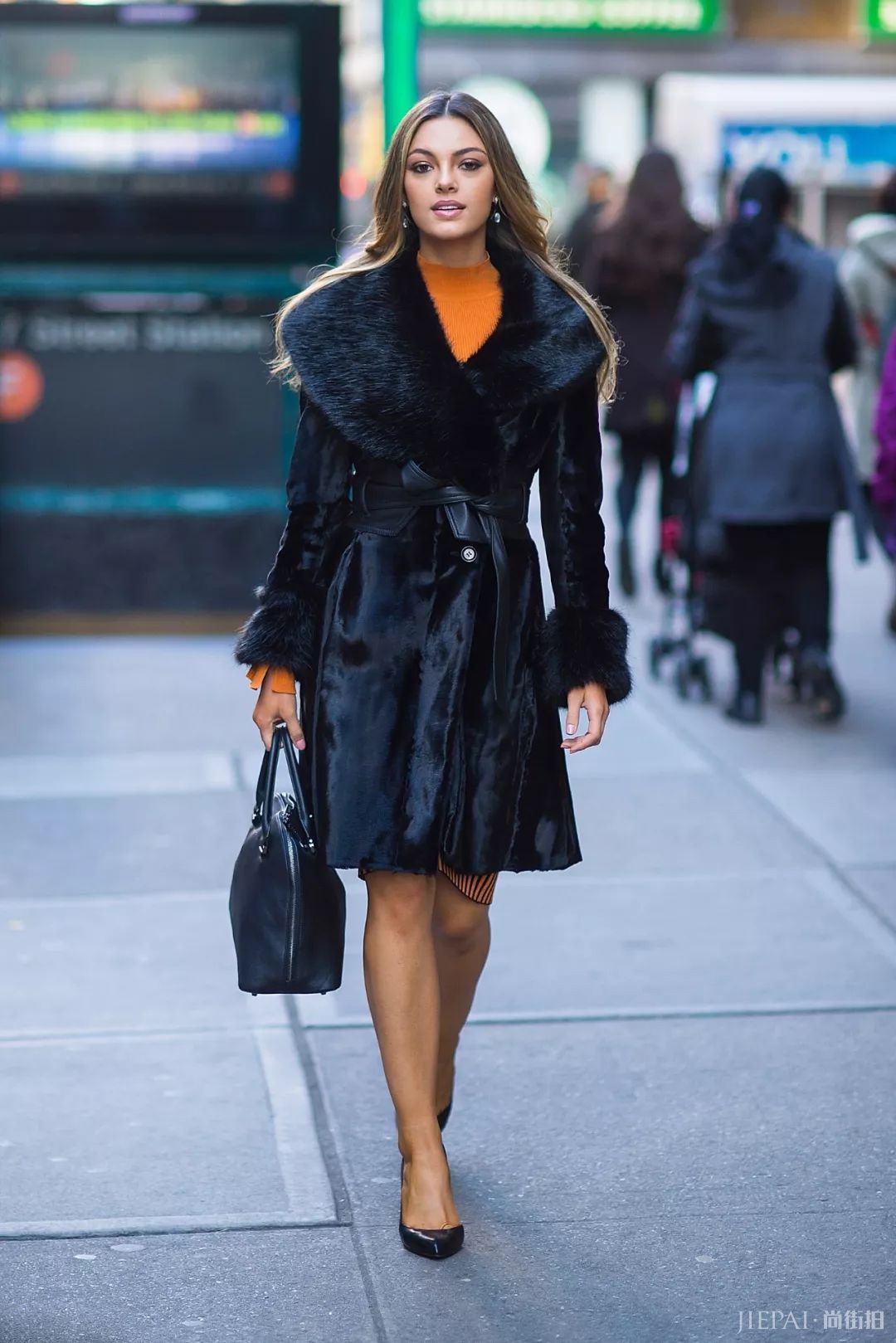 冬季的潮流时尚毛领大衣 再冷也不怕了