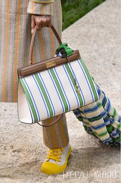 时尚实用耐看,2018年适合职场女性年底犒赏自己的五款包包