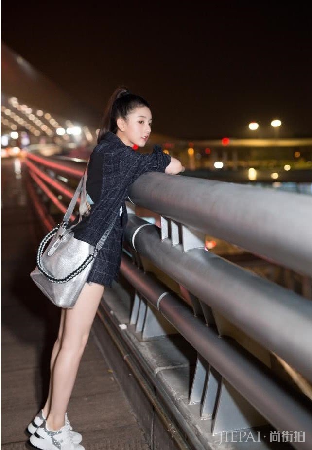 宋祖儿一改风格走起了“贵妇风”，出席活动项链耳环价值超10万