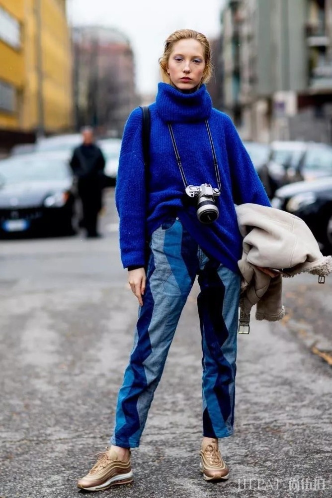 毛衣+牛仔裤,再加上一双大长腿实力抢镜,穿出简约清爽感