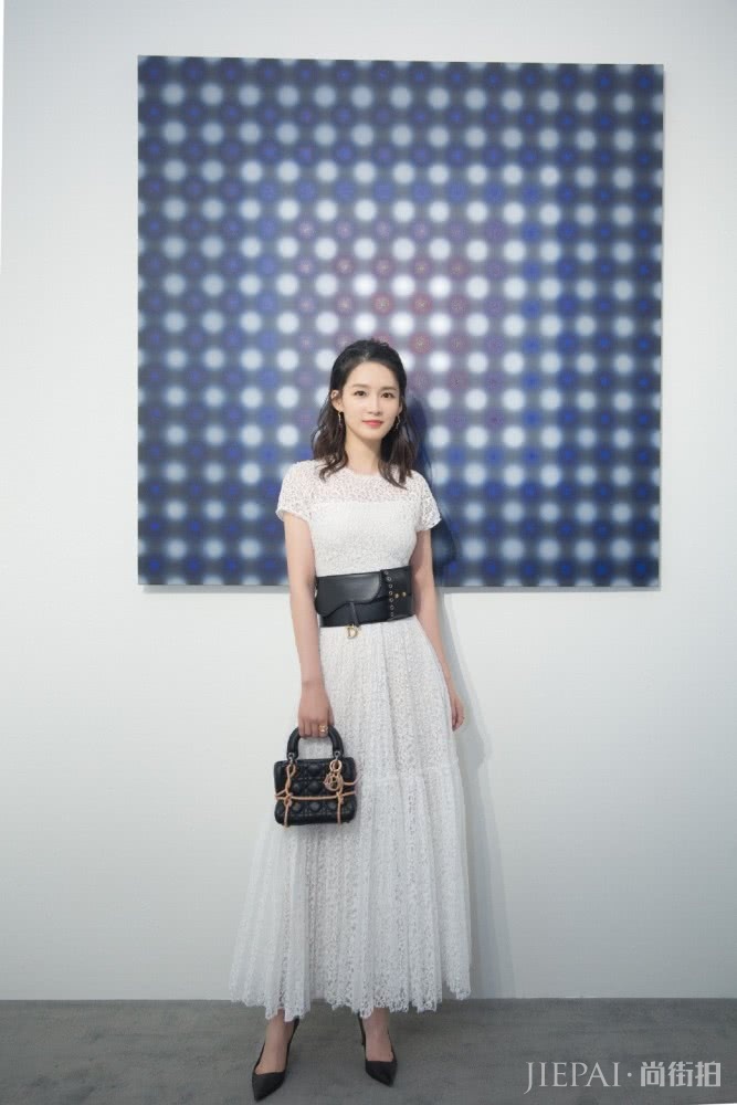 李沁蕾丝裙宽腰带穿出175气场,太美了!