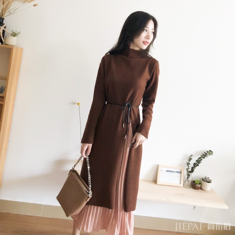 “冻龄裙”+呢大衣，时髦显嫩还保暖