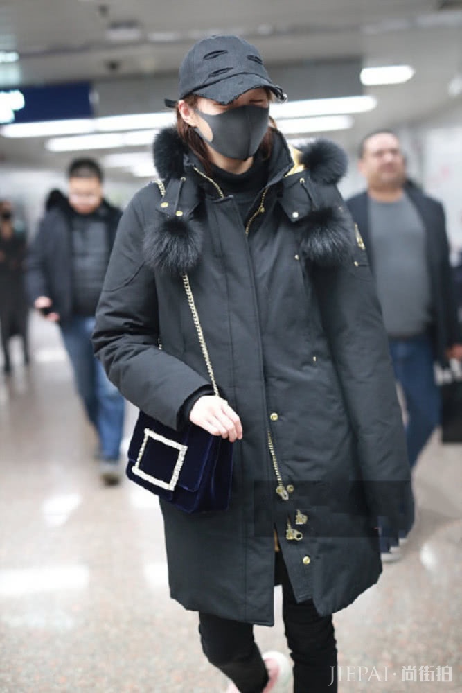 “国民闺女”关晓彤现身机场，一身黑酷帅十足，很是接地气