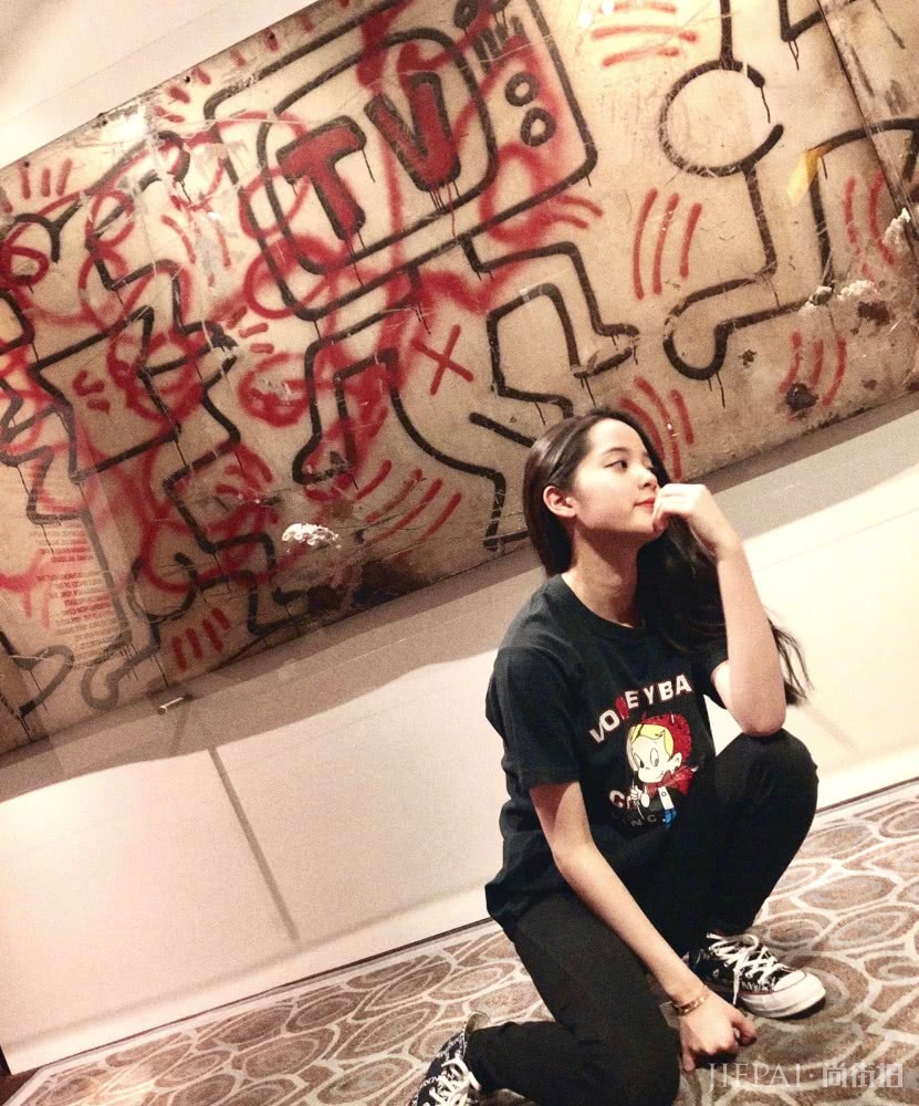 欧阳娜娜白色卫衣搭配运动裤俏皮又少女